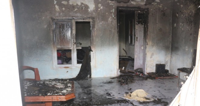 Ailesi ile tartışan kişi evini ateşe verdi