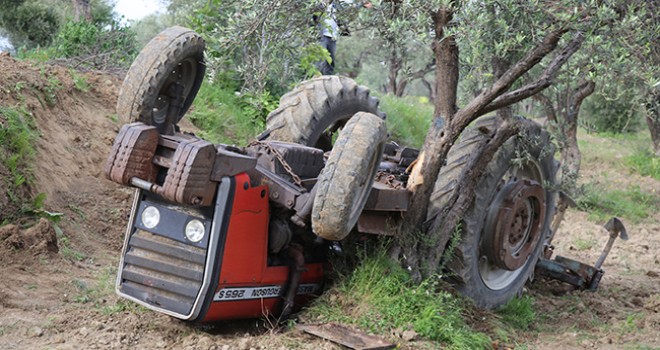 Devrilen traktörün sürücüsü hayatını kaybetti