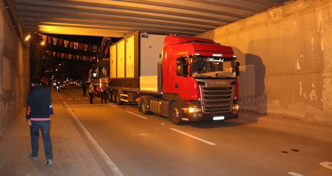 Elektrik panosu yüklü tır alt geçide sıkıştı
