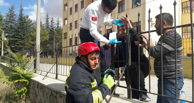 Okulda Eline Korkuluk Demiri Saplandı
