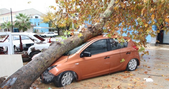 Antalya'da şiddetli rüzgar ve gök gürültülü sağanak