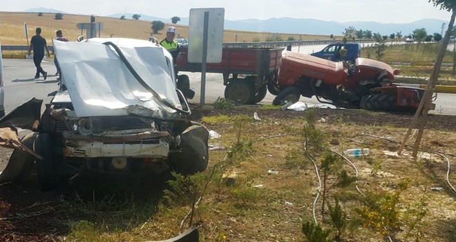 Traktör İle Otomobil Çarpıştı! 4 Yaralı