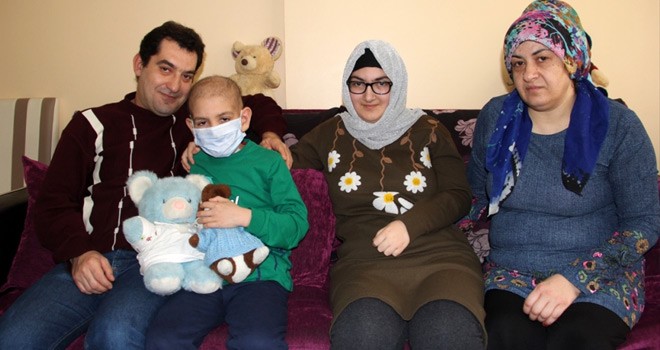 Ablasının İliğiyle Yaşama Tutundu