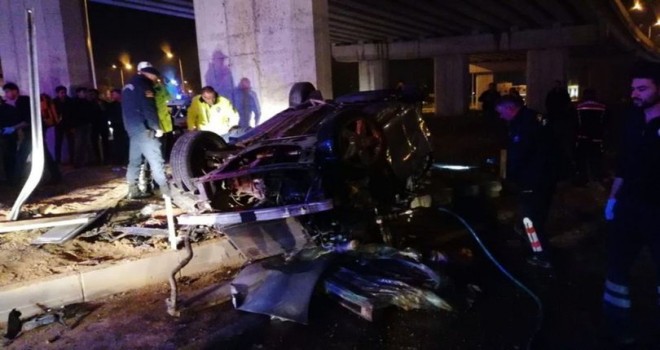 Otomobil Köprünün Beton Blokuna Çarptı! 4 Ölü