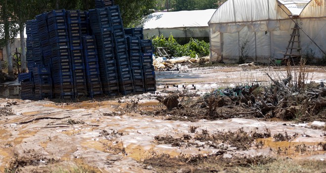 Sel Ev ve Ahırlara Zarar Verdi