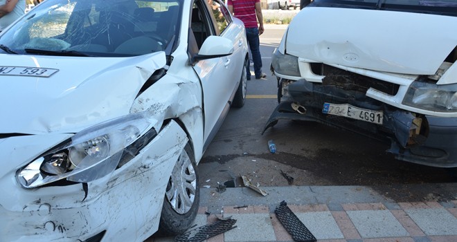 3 Araç Bir Birine Girdi