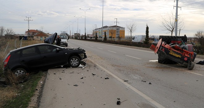 Traktör İle Otomobil Çarpıştı