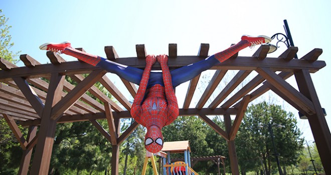 'Örümcek Adam' yaşlıların 'kahramanı' oldu