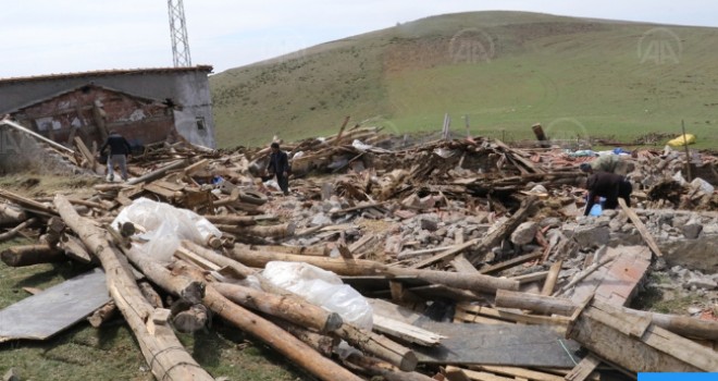 Yozgat'ta şiddetli rüzgar ahır yıktı