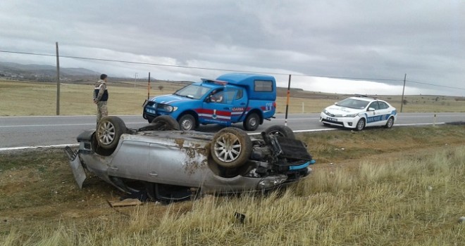 Devrilen otomobilin sürücüsü yaralandı