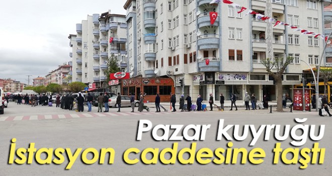 Pazar kuyruğu İstasyon caddesine taştı