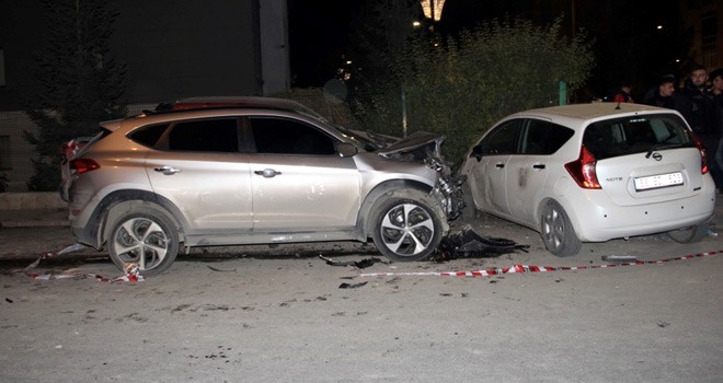 Otomobil Yayalara Çarptı 2 Yaralı