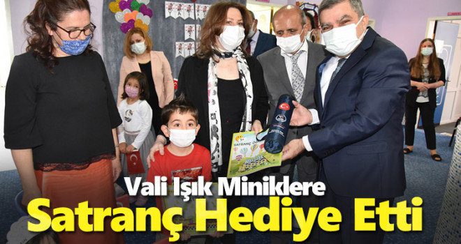 Vali Işık, miniklere satranç takımı ve kitabı hediye etti