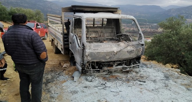 Kamyonet Yol Ortasında Yandı