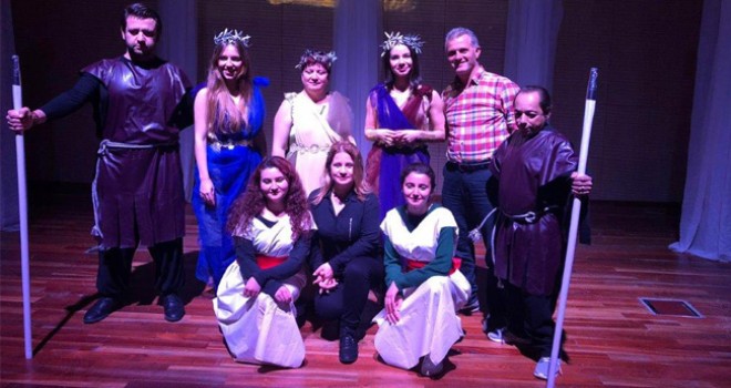 Alkışlar Akdeniz Üniversitesi Tiyatro Akademisine