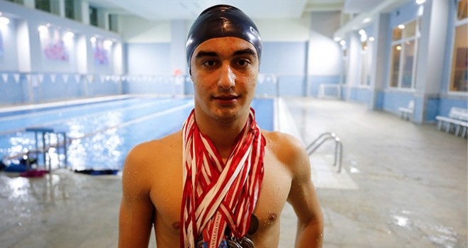 Türkiye rekortmeni yüzücü madalyaya doymuyor