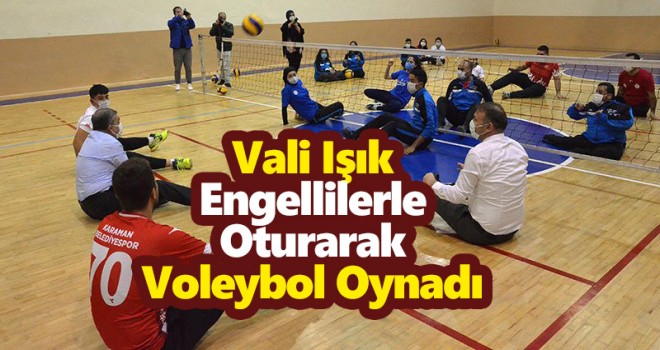 Karaman Valisi Işık, engelli sporcularla oturarak voleybol oynadı