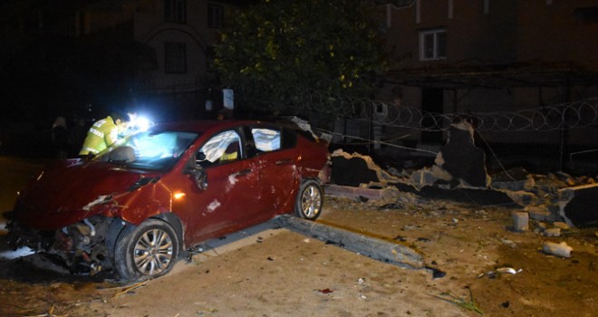 Otomobil evin bahçe duvarına çarptı: 4 yaralı