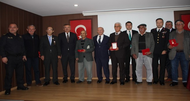 Kıbrıs Gazilerine Antalya'da madalyaları verildi