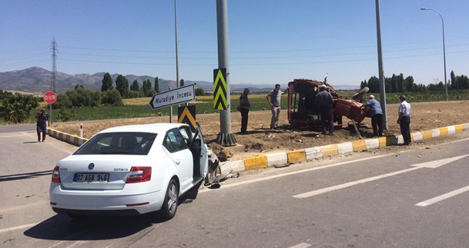 Traktör ile otomobil çarpıştı: 4 yaralı