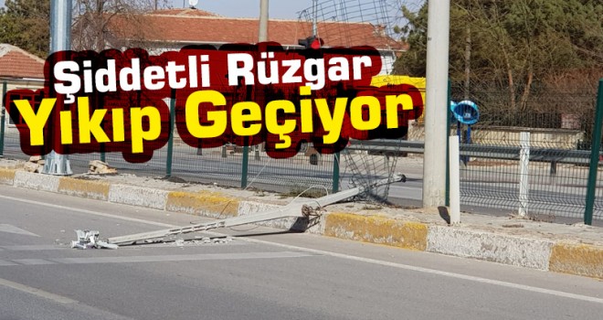 Fırtına Elektrik Direğini Kırdı