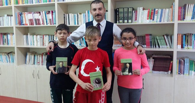 Postacılardan köy okullarına kütüphane desteği