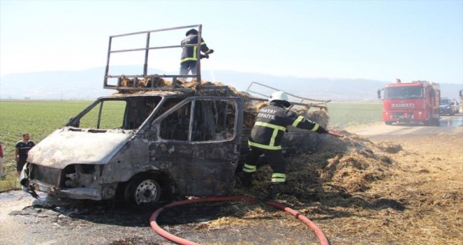 Hatay'da saman yüklü kamyonet yandı