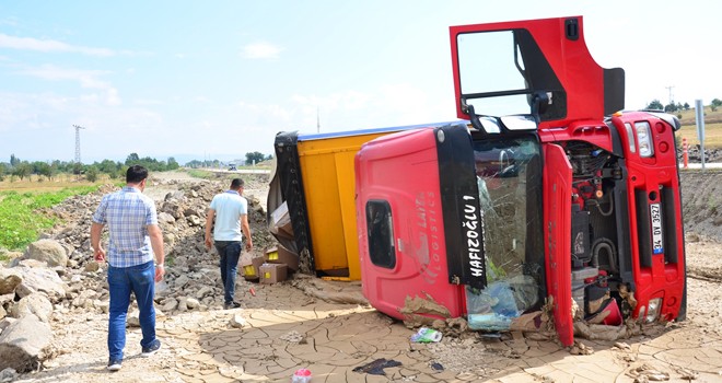Çay Yüklü Tır Şarampole Devrildi!