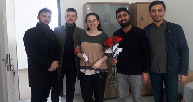 Kadınlar Gününde Karanfil Dağıttılar