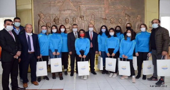 Belediye Başkanı kadın hentbol takımını ödüllendirdi