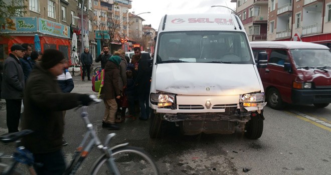 Karamanda Öğrenci Servisi Kaza Yaptı
