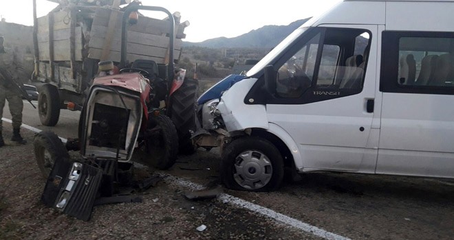 Öğrenci servisiyle traktör çarpıştı