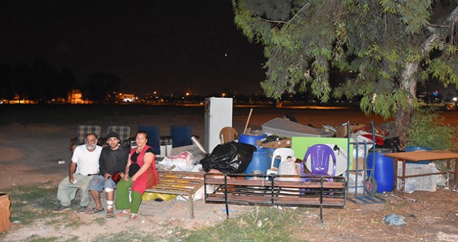 Adana'da kirasını ödeyemeyen aile sokakta kaldı