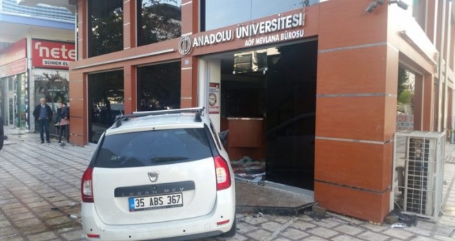 Otomobil açıköğretim bürosuna çarptı: 1 ölü, 2 yaralı