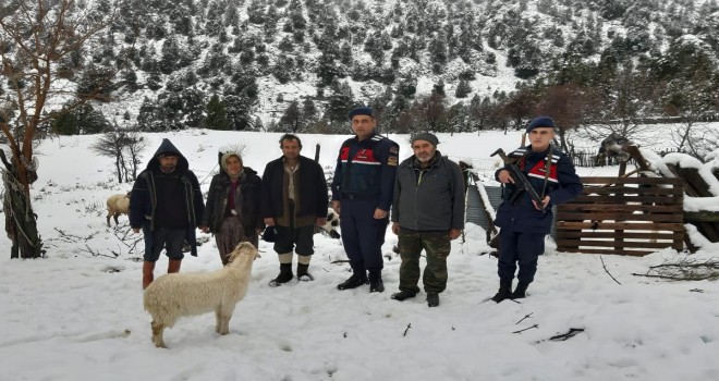 Antalya'da yaylada mahsur kalan 4 kişi ve küçükbaş hayvanları kurtarıldı
