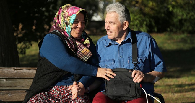 Kalbini Elinde Taşıyor