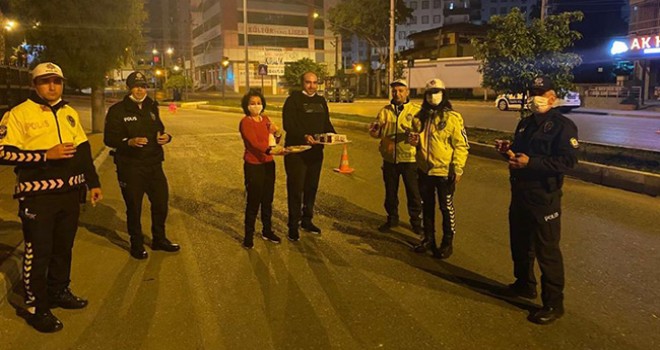 Polislere çay ve pasta ikram ettiler