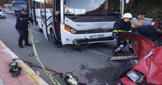 Servis midibüsü ile otomobilin çarpıştığı kazada 2 İngiliz öldü