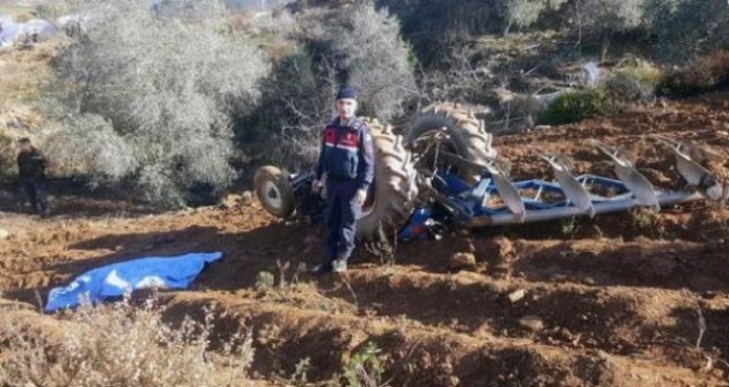 Devrilen traktörün altında kalan sürücü yaşamını yitirdi