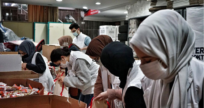 Yeryüzü Doktorları Sağlık Çalışanlarına Motivasyon Kiti Dağıttı