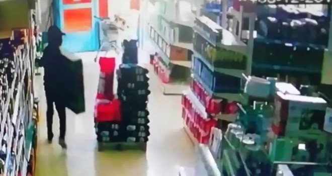 Mersin'de marketten hırsızlık güvenlik kamerasında
