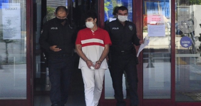 Annesinin evlendiği kişiyi bıçakladı