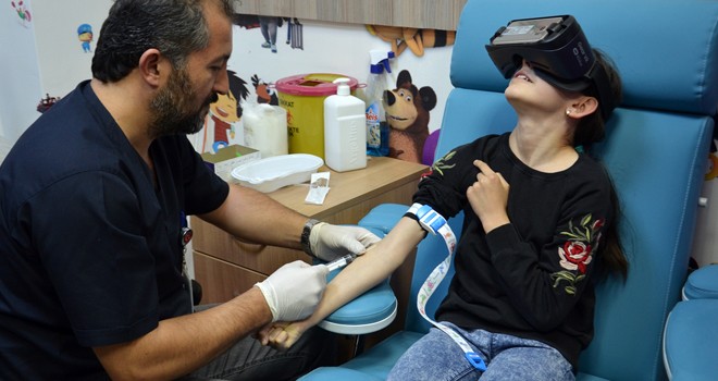 Hastanede Sanal Gerçeklik Gözlüğü Uygulaması