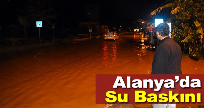 Alanya ilçesinde şiddetli yağış nedeniyle bazı ev ve iş yerlerini su bastı