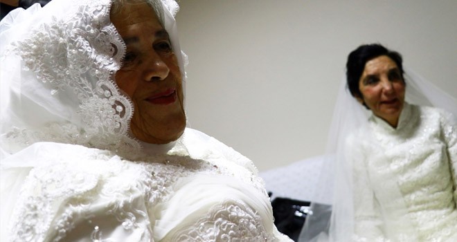 Gelinlik Hayallerine Huzurevinde Kavuştular