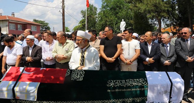 Tren kazasında hayatını kaybedenler toprağa veriliyor