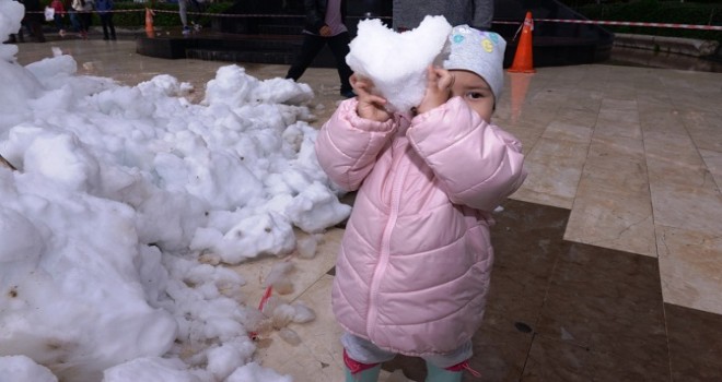 Antalya'da çocukların kar sevinci