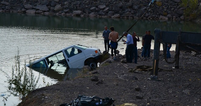 Freni Boşalınca Gölete Düştü
