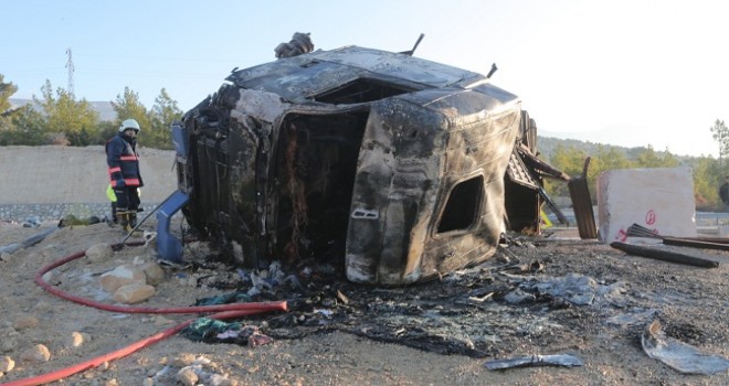 Mersin'de devrilen tırda çıkan yangın söndürüldü