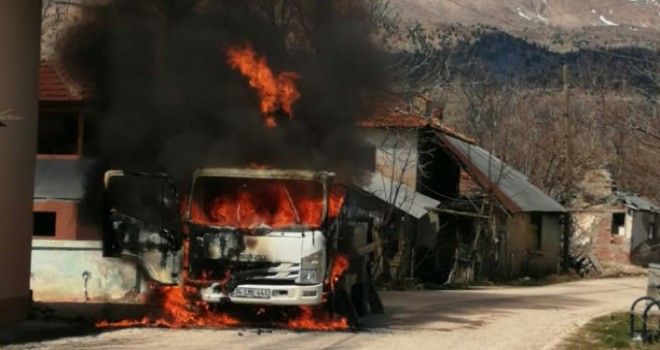 Elektrik dağıtım şirketinin kamyoneti yakıldı